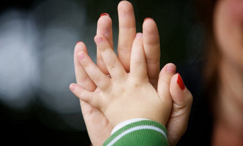 Un niño, cuyo padre tardó 15 años en reconocerlo, llevará primero el apellido de su madre