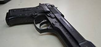 Un policía mató a uno de los hombres que intentaron robarle la moto con un arma de juguete