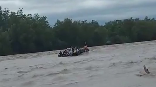 Desesperada búsqueda en el río Bermejo: cruzaban de país en gomón, se pinchó y cayeron