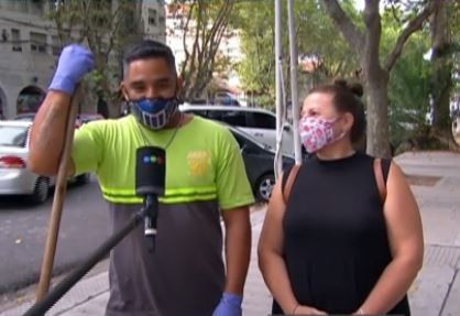 Un barrendero encontró una billetera, ubicó a su dueña por Facebook y se la devolvió