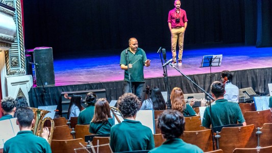 Abel Pintos sorprendió a chicos de orquestas infanto-juveniles de Rosario durante un ensayo