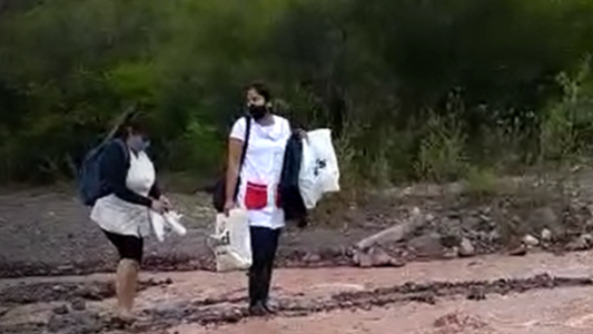 Dos maestras atravesaron el río en San Juan para asistir a dar clases