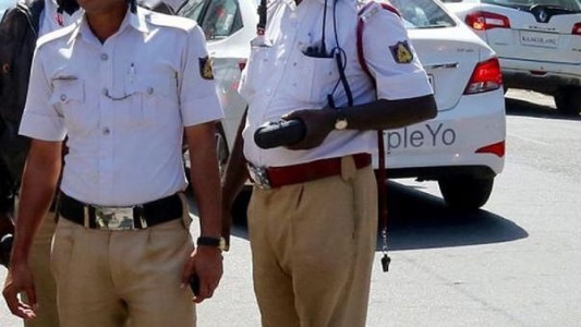 Decapitó a su hija de 18 años y se entregó a la policía con la cabeza