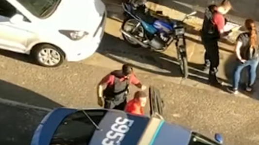 Repartidor fue detenido tras golpear a una mujer y su hijo con el casco