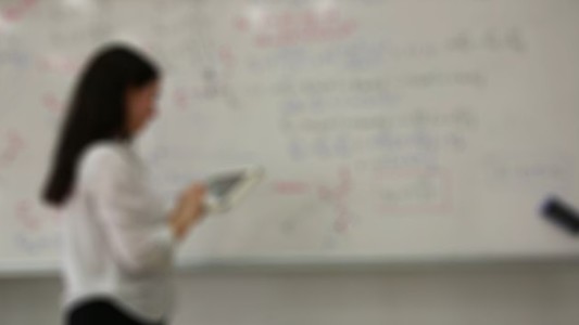 Hombre demanda y reclama indemnización a una docente que tuvo en la escuela por abuso sexual