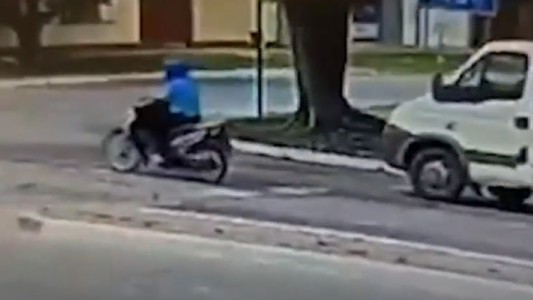 Intentaron robarle el arma a un policía que iba en moto y terminaron presos