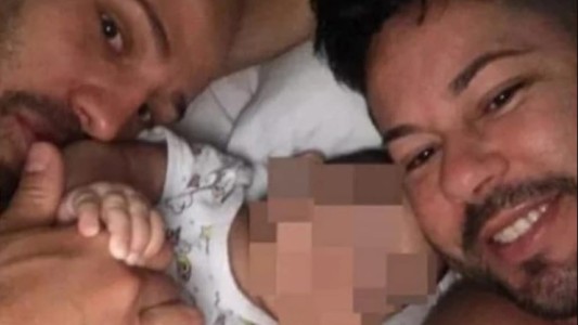 Tras 12 días, la Justicia obligó a una pareja gay a devolver a su beba adoptada