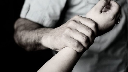 "Te violé, Alma": indignación por la portada de un diario que publicó la carta de un abusador a su víctima