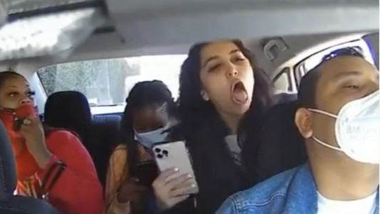 Video: mujeres agreden y tosen sobre conductor de Uber que les pedía usar barbijo