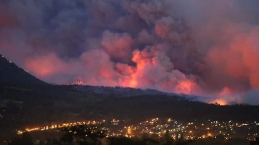 Brigadistas y bomberos rionegrinos se suman en la lucha del incendio en Chubut