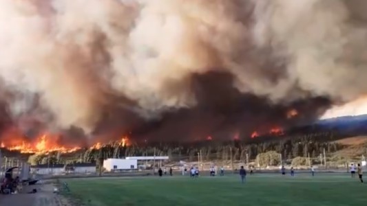 "Salimos con lo puesto cuando caían bolas de fuego": incendios en Chubut