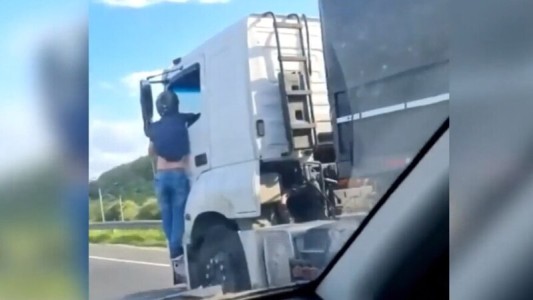 Video: un hombre se aferró 30 kilómetros al camión que atropelló y mató a su esposa
