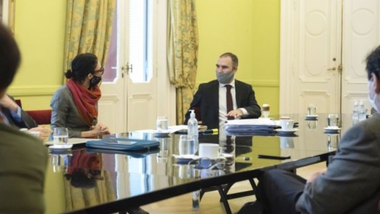 El Gobierno analiza elevar el impuesto a las Ganancias para las grandes empresas