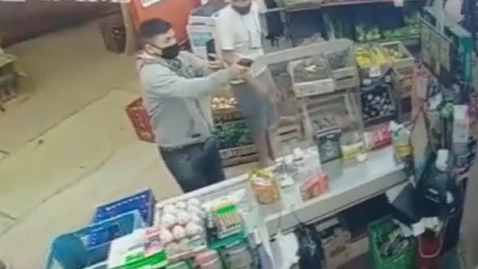 Ataque de la "mafia china": le disparó a la cajera del supermercado mientras grababa