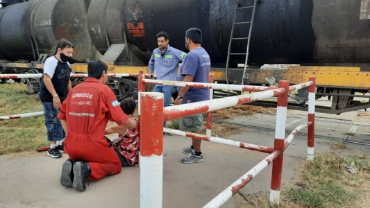 Iba escuchando música en su bicicleta y fue impactado por el tren