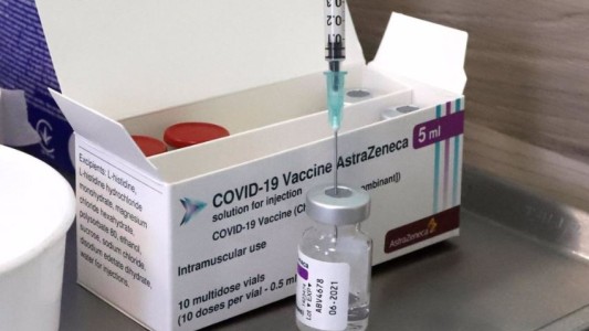 Francia, Italia y España suspendieron la aplicación de la vacuna de Oxford y AstraZeneca