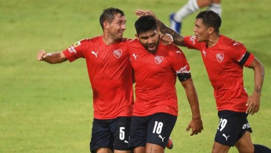 Independiente aplastó a Sarmiento de Junín y es líder junto a Vélez
