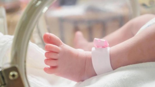 Una bebé de 40 días está internada en coma: su mamá le dio cocaína y metadona