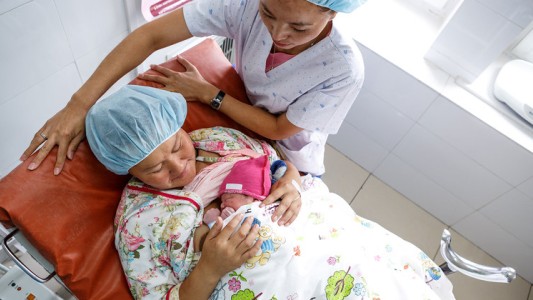 Separar a recién nacidos de sus madres con Covid supone un grave riesgo para los bebés, dice la OMS
