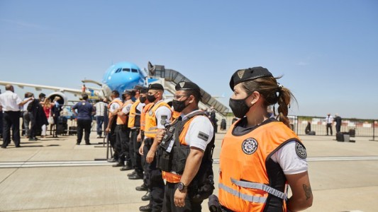 Uniformes renovados: la policía podrá maquillarse, pintarse las uñas, usar barba y tatuajes