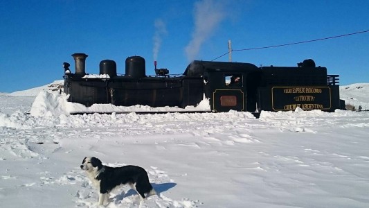 La "Trochita" enfrenta la nieve en Esquel