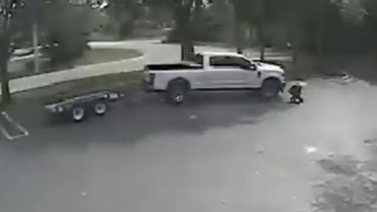 Video: atropelló a una mujer que estaba arrodillada en un estacionamiento y huyó