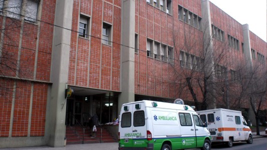 Un policía secuestró a una embarazada y disparó a otros autos para llegar más rápido al hospital