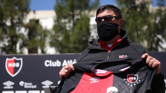 Newell´s presentó al "Mono" Burgos: "Estamos preparados para jugar con cualquier sistema"