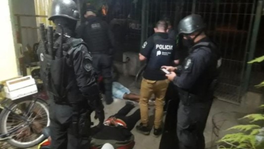 Usó a un bebé de escudo para tratar de evitar ser detenido por venta de drogas en Merlo