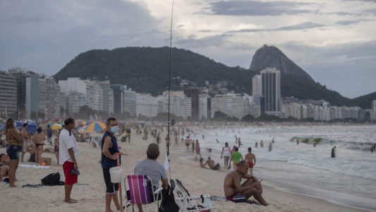Río de Janeiro prohíbe el uso de playas: ocupación de camas en terapia intensiva llegó a 95%