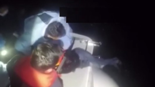 Turquía acusa a Grecia de lanzar a migrantes atados al mar: sacaron tres cuerpos y buscan a un desaparecido