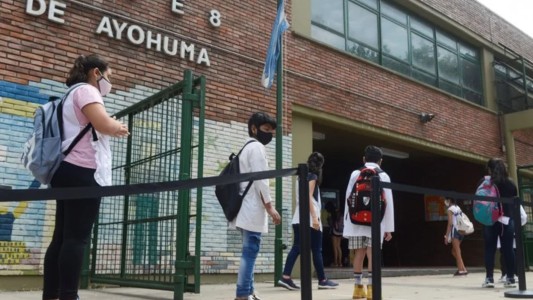 La Ciudad evalúa cambiar los protocolos en las escuelas: "El distanciamiento no es tan necesario"