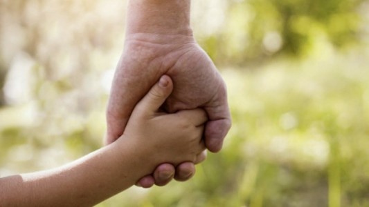 Hay 1.080 niños, niñas y adolescentes bonaerenses que esperan se declare su adoptabilidad