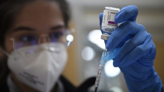 España eleva a 65 años el tope de edad para recibir la vacuna de AstraZeneca contra el coronavirus