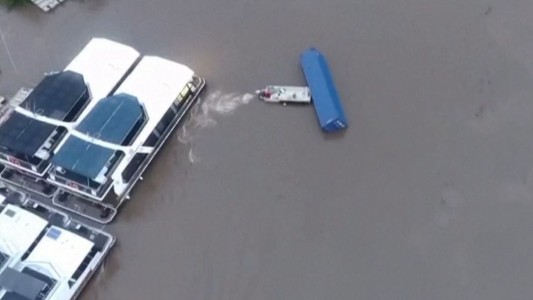 Un barco evita la colisión de un contenedor fuera de control