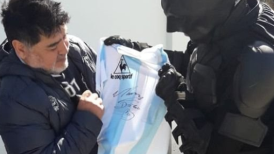 El "Batman Solidario" subasta una camiseta firmada por Diego para ayudar al hospital de Niños