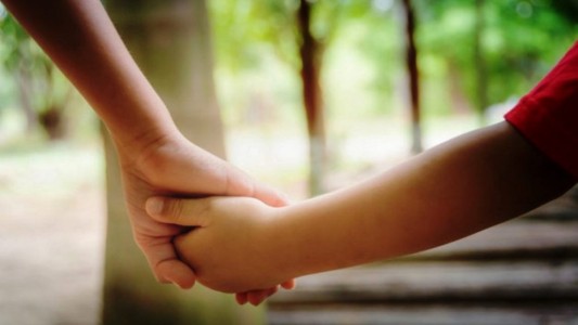 Se buscan familiares de dos hermanitos que fueron rescatados en Santa Fe: estaban solos en la calle