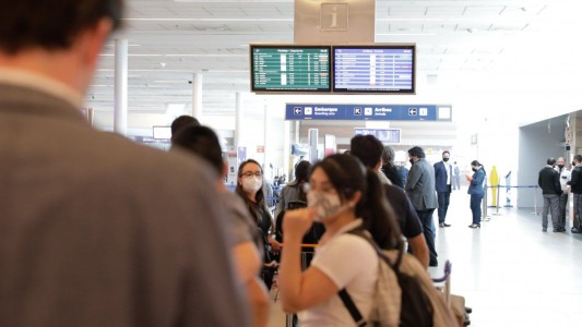 El Gobierno restringirá los viajes a Brasil y los argentinos que ingresen del exterior deberán pagarse el hisopado