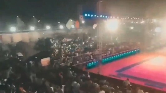 El  momento en que cae una tribuna en pleno partido