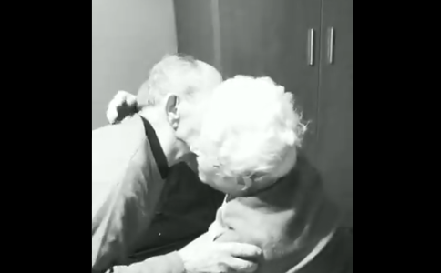 Video conmovedor: el reencuentro sorpresa de una pareja de abuelos tras semanas sin verse