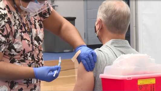 Biden promete vacunar a 200 millones de personas en 100 días