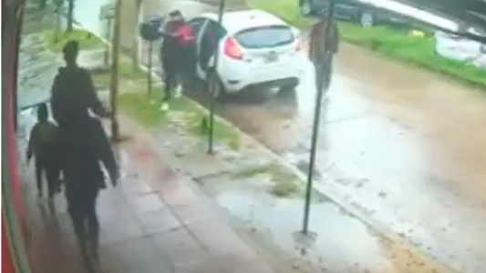 Apuntaron con un arma a un nene para robarle a su mamá en Bernal