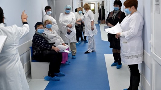 Secuelas del coronavirus: lanzaron un ensayo clínico para para prevenir muertes después del alta médica