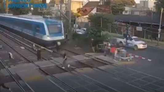 Increíble pelea de jóvenes a centímetros del paso de un tren
