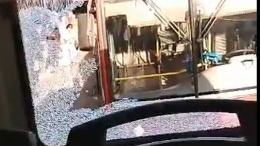 Rompen la luneta de un colectivo que no se detuvo en la parada