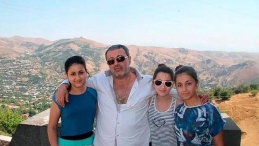 La historia de las tres hermanas que mataron a martillazos al padre que las violó y torturó