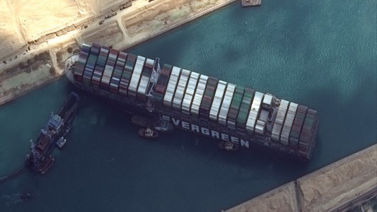 Canal de Suez: fracasa el primer intento de reflotar el barco encallado