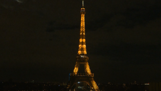 Así se vivió "La hora del Planeta" en la Torre Eiffel