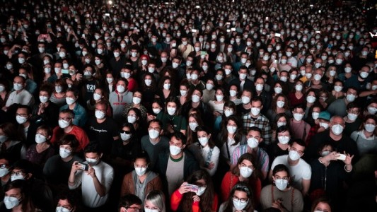 Love of Lesbian dio en Barcelona el primer recital masivo sin distanciamiento social