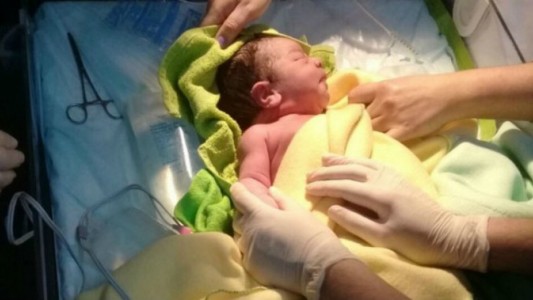 Hallaron a un bebé recién nacido abandonado en una bolsa de basura en Córdoba